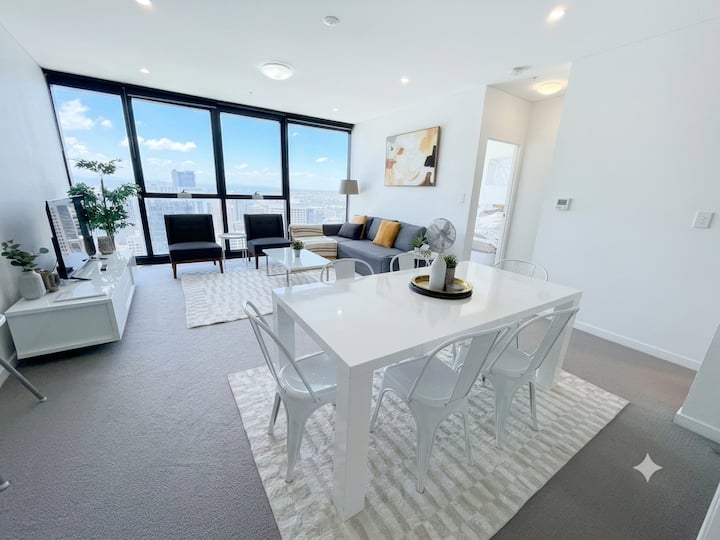 Amazing Views Spacious Living In Skytower! Carpark - Griffith University, Nathan Campus