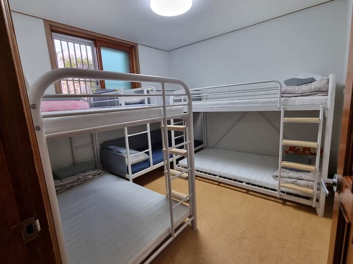 Es una habitación para 6 personas en la 1.ª planta.
Hay 3 camas en el segundo piso.