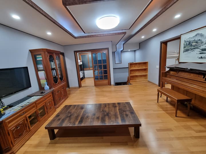 Esta es una sala de estar en el segundo piso.
La sala de piano es una habitación para 5 personas.
2 literas y 1 cama en el suelo
La parte delantera y la trasera son habitaciones para 4 personas.
Hay 2 literas...

En el salón de la 2ª planta, puedes utilizar el ordenador con Internet y la pantalla de la televisión como monitor...
Puedes ver YouTube en una pantalla grande.
Puedes usar cualquier cosa en la pantalla del ordenador.

El segundo piso tiene 2 habitaciones y 1 baño centrado en el salón
Hay mucho espacio fuera...
Hay 2 mesas al aire libre para 6 personas.
Aprovecha el espacio tranquilo en el espacio abierto al aire libre... ^^