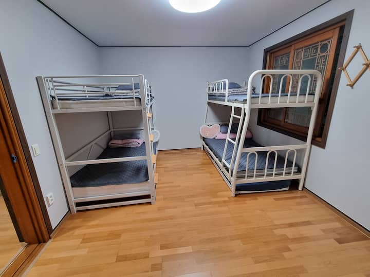 Esta es una habitación para 5 personas en la galería del segundo piso.