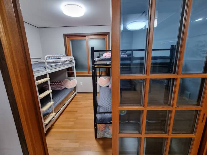 Esta es una habitación para 4 personas en el segundo piso.