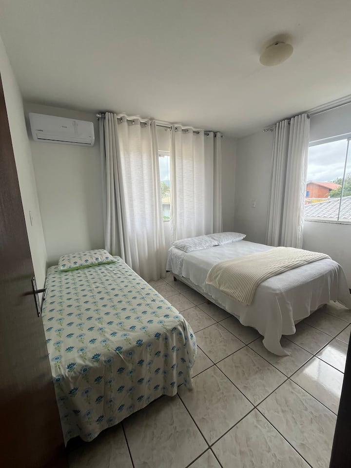 Soba plus. S pogledom na bočnu stranu i stražnju stranu prema brdu svjetiljke. 
Sadrži bračni krevet, krevet za jednu osobu i klima-uređaj te veliki ormar.