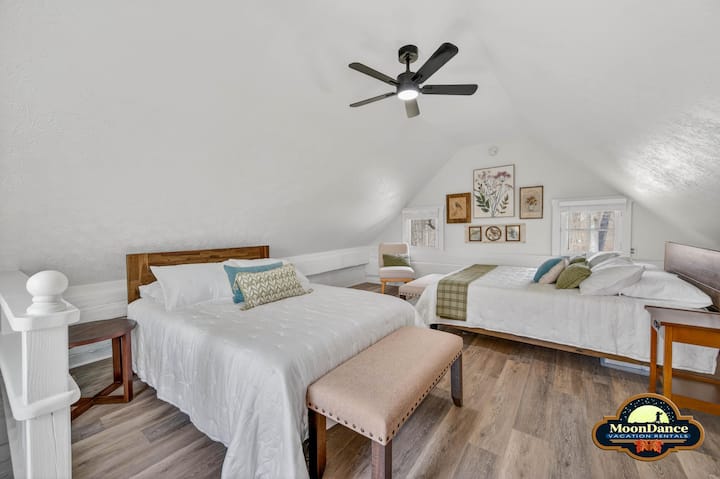 Chambre mansardée confortable avec des plafonds voûtés et un charme rustique