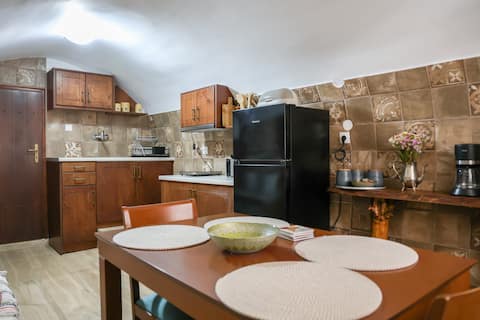 Popular Airbnb listing: Stratis Tower since 1892 in Δήμος Ανατολικής Μάνης