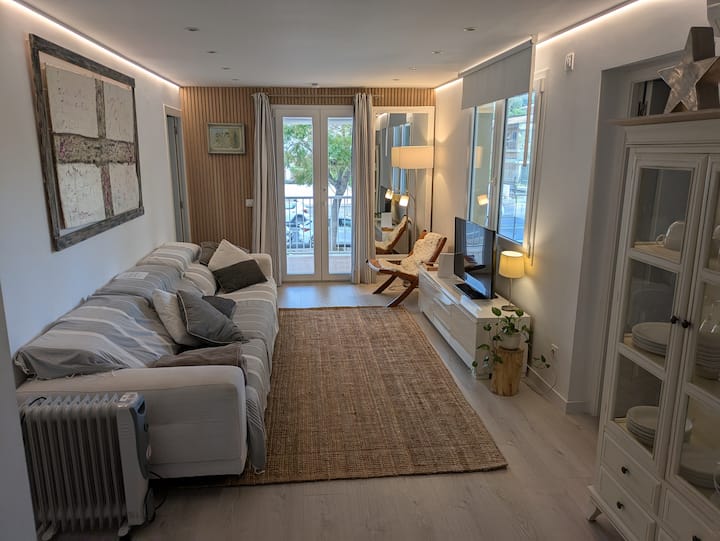 Sebule yenye starehe na angavu yenye sofa ya kisasa.