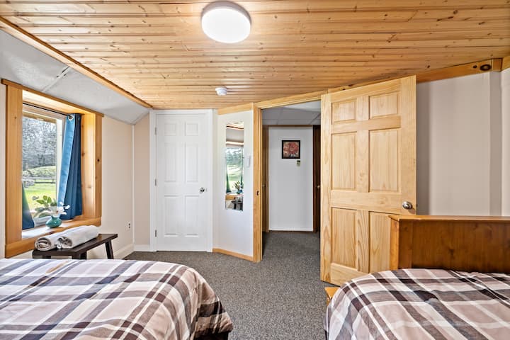  מלוטש ופונקציונלי: חדר שינה מס '3 עם מיטות מלאות כפולות, מושלם לשיתוף בקומה הראשונה.