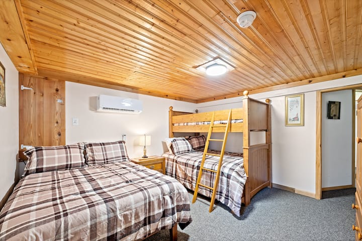 חדר שינה בקומה הראשונה עם מיטה זוגית אחת ומיטת קומותיים זוגית/יחיד.