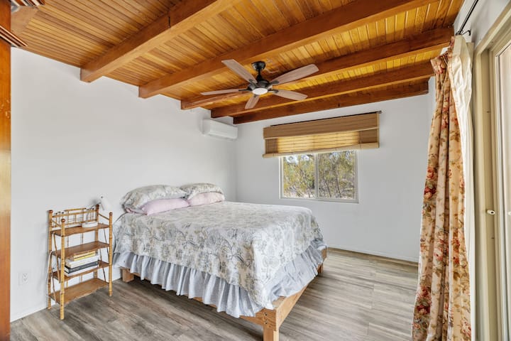 Disfruta de privacidad y comodidad en este espacioso dormitorio principal. El ambiente tranquilo asegura una gran noche de sueño. Ideal para parejas o huéspedes que buscan una escapada tranquila.
