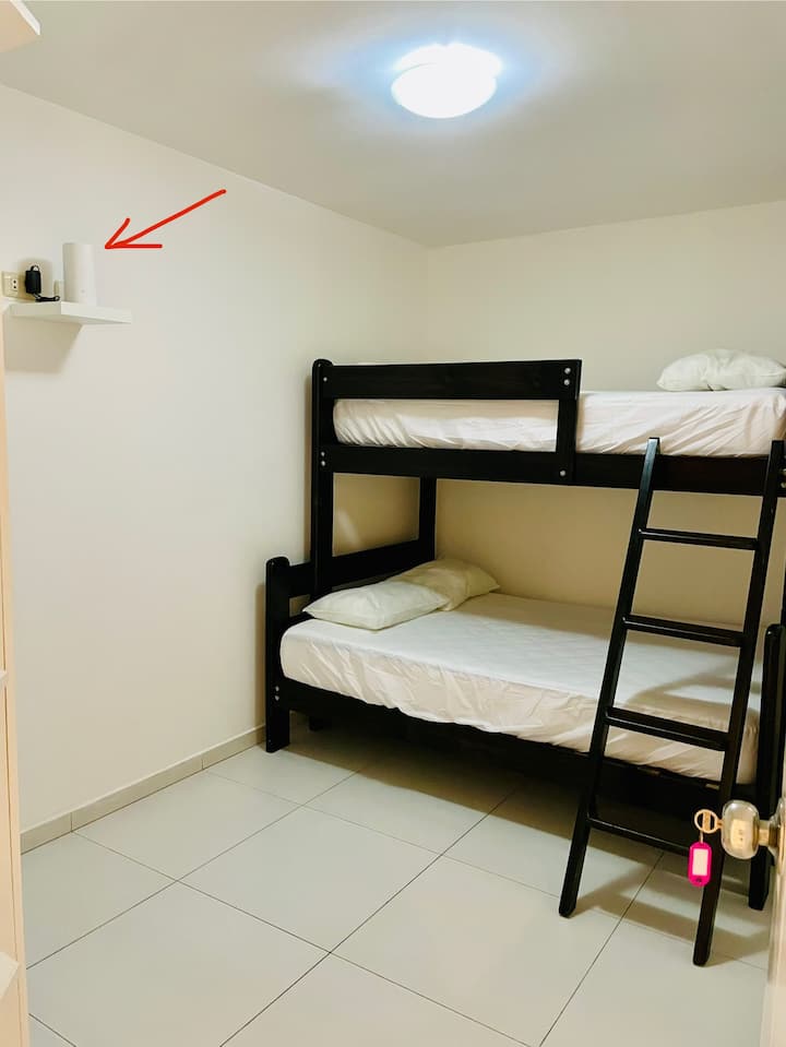 Chumba cha 3 cha kulala kilicho na Wi-Fi ya mesh kwa ajili ya ishara bora. 

Kitanda cha mbao:
Kitanda cha chini: viti 2
Kitanda cha juu: plaza y media
