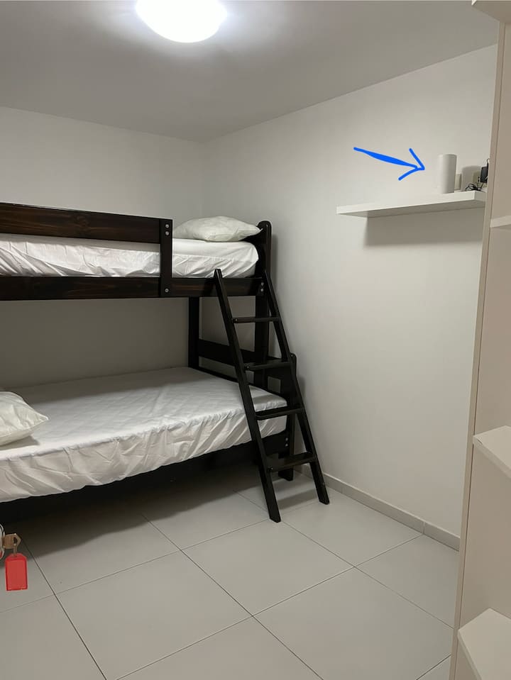 Chumba cha 2 cha kulala kilicho na Wi-Fi ya mesh kwa ajili ya ishara bora. 
Kitanda cha mbao:
Kitanda cha chini: viti 2
Kitanda cha juu: plaza y media
