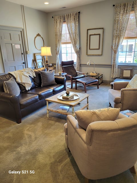 Kenton Suite - Walk to Downtown Dining & Boutique