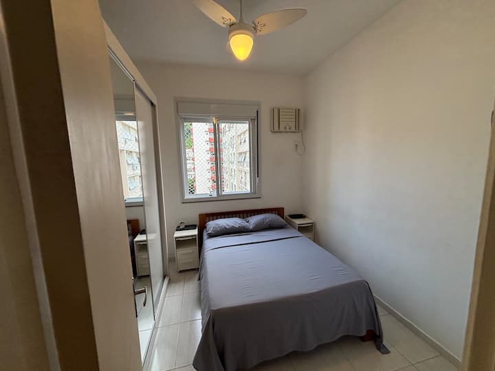 Dormitorio principal con ventilador de techo y aire acondicionado. También con vista al Cristo Redentor 