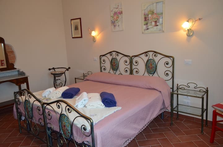 Apartamenti VIVO: Dhoma e gjumit nr. 2, dopio (2 krevate tekë që mund të bashkohen sipas kërkesës)