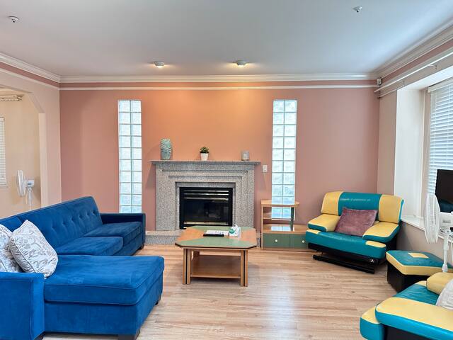 Clean Bright Family Home Near City Center &Airport gallery image 3