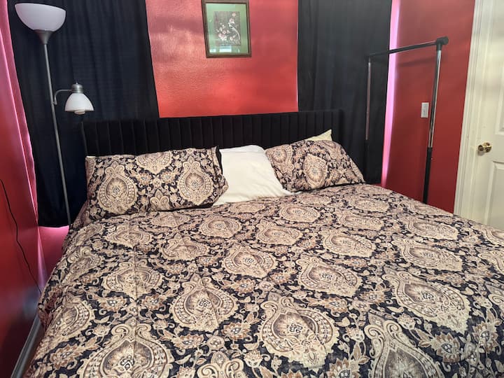 Cozy Nook Santa Clarita Homestay - Magic Mountain, CA
