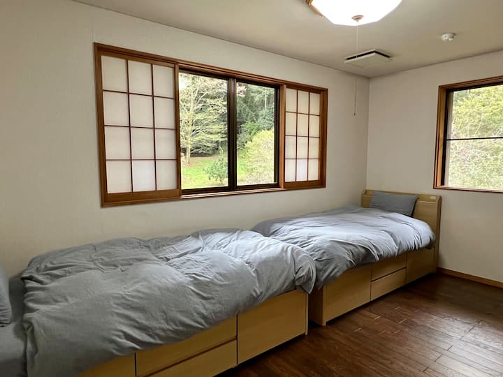 Dhoma me një krevat.