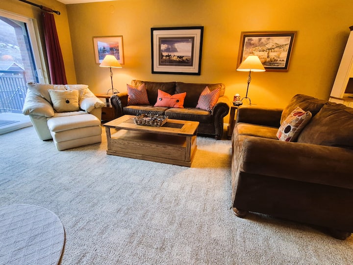 Living Room - Queen sofa bed, Laptop desk, Town & Mt/Resort views