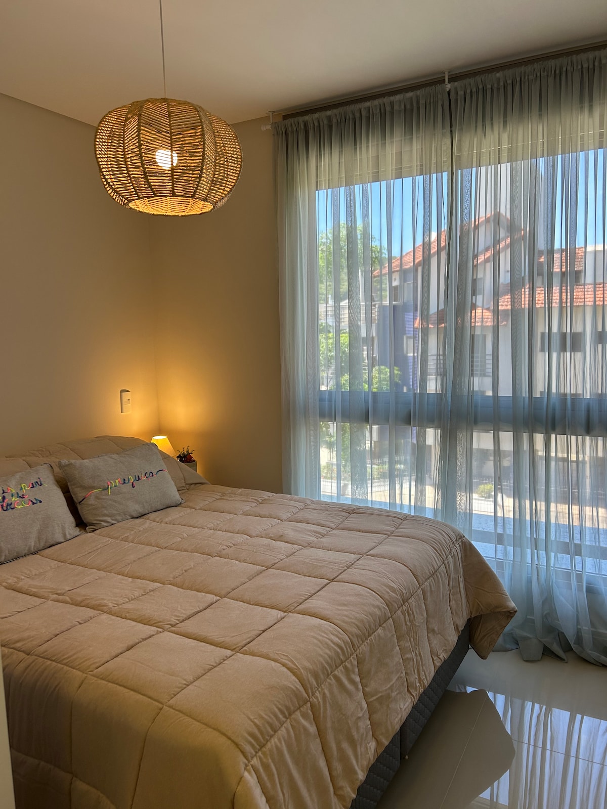 Apartman Air posebno je pripremljen za parove koji žele uživati u Jurerêu. S klima-uređajem (toplo/hladno), ormarom s vješalicama za odlaganje vaših stvari i privatnom kupaonicom, za vašu privatnost. 