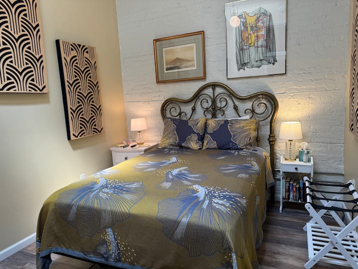 يضبط السرير عالي الجودة ارتفاع الرأس والقدم. تم إعداده ببياضات من الخيزران الأرضي المريح الناعم. تحتوي الغرفة على مروحة وفن أصلي وضوء جميل من كوة السقف (بدون نافذة خارجية) وتلفزيون ذكي وخزانة ملابس مع أدراج وقضيب معلق وأرواب فخارية بارن. 