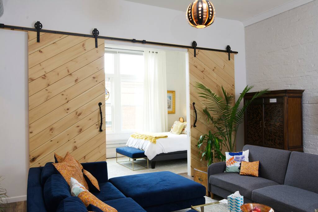 Airbnb Trojan Horse Airbnb, Downtown w/Parking & Luxury
