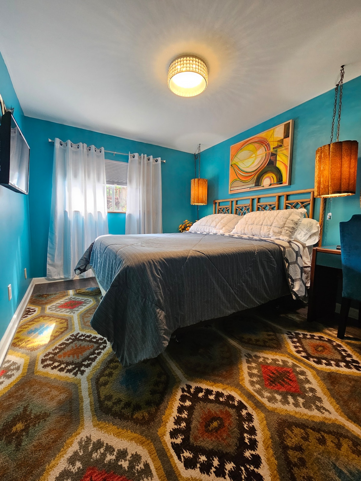 Душек со горен слој за перници TemperPedic California King.  Паметна телевизија, биро и стол, комода, огледало, плакар со закачалки, вентилатор, одделно греење и клима-уред. Мека постелнина со завеси за затемнување. 