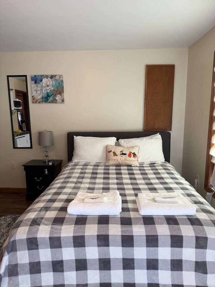 Comfy Bed with 4 pillows+ Decorative "Happy Halloween"  Pillow... Air Condition + Remote control for the unit. 

The A/C is removed 10/01/2025-05/15/2026 to prevent the unit from inclement weather damage...