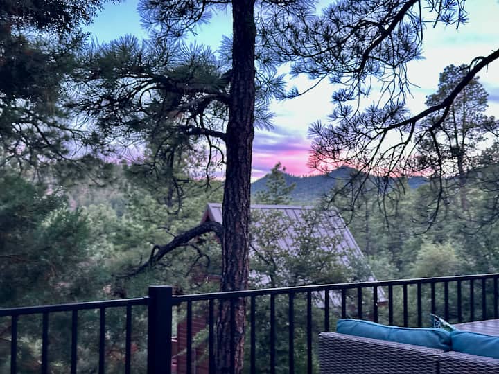 Cozy Cottage: Views, Pines Trees, Deck & Hot Tub - Cabins for Rent