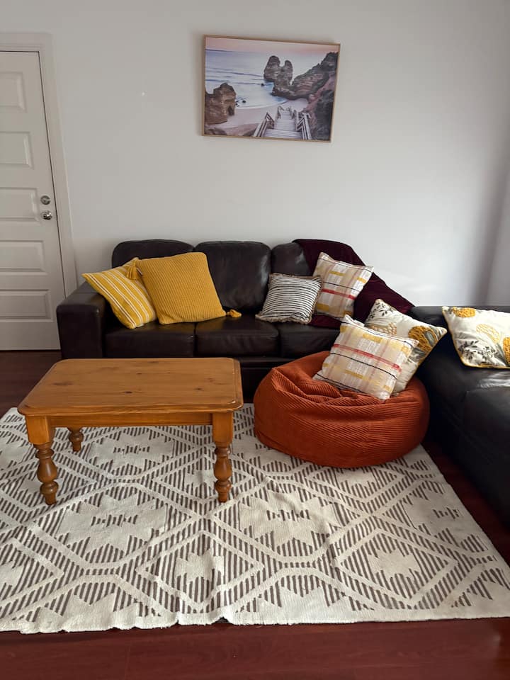 סלון קדמי עם ספה נפתחת זוגית