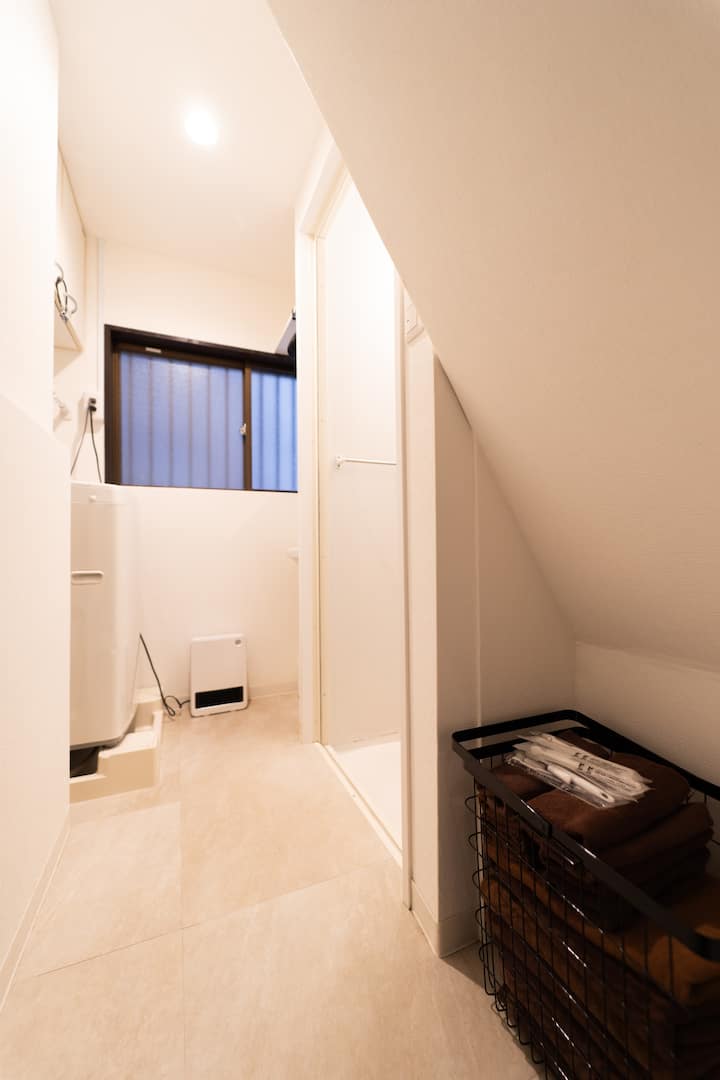 水回りはリフォームされて新しくなっており、シャワーブース（ボディソープ、シャンプー、コンディショナー完備）、洗面台（ヘアドライヤー、ヘアアイロン）、洗濯機（洗濯洗剤付）、がご利用頂けます。