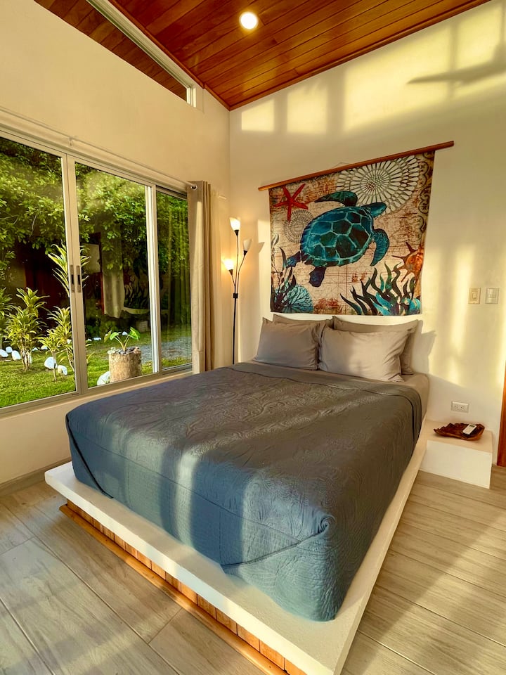 חדר שינה קווין סייז עם מיזוג אוויר, מתלה בגדים ומדפי במבוק מקומיים