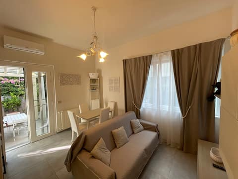 Top performing Airbnb: Carducci Apartment 100 m from the sea in Pietrasanta