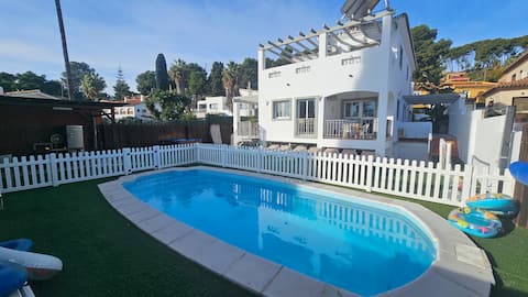 Superb Villa for 13 with heated pool and jacuzzi