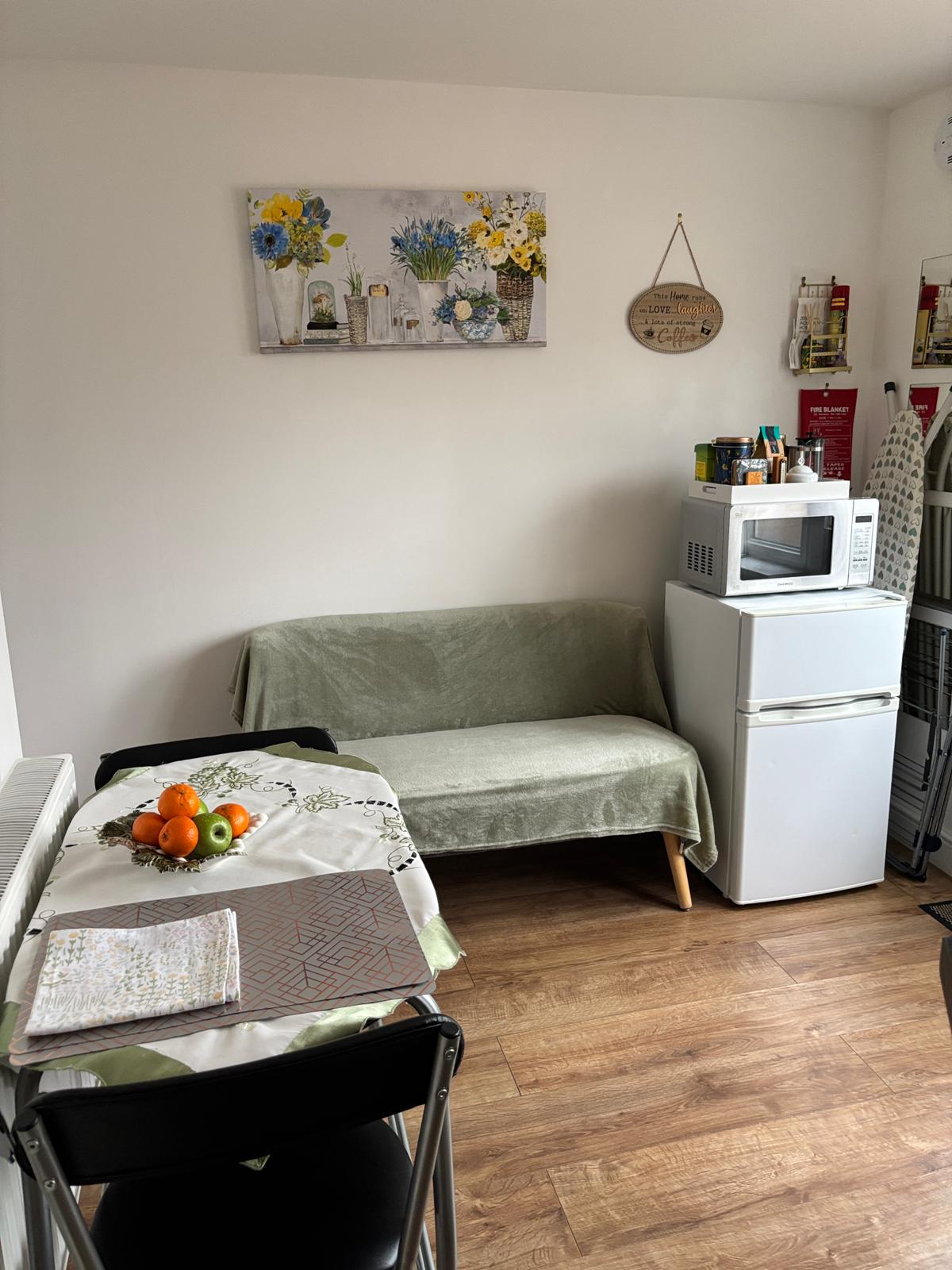 Top Airbnb: Self-Contained Annexe Flat with Parking & Garden in Filton