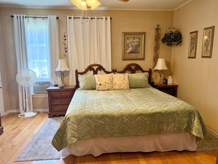 توفر غرفة النوم الرئيسية سريرًا بمقاس كبير مع غطاء علوي من الإسفنج المرن (توجد المرتبة والوسائد في أغطية واقية). تحتوي النوافذ على ستائر تعتيم للنوم المتأخر. يحتوي على مكيف هواء للغرفة بالإضافة إلى مروحة إذا كنت بحاجة إلى الضوضاء. 