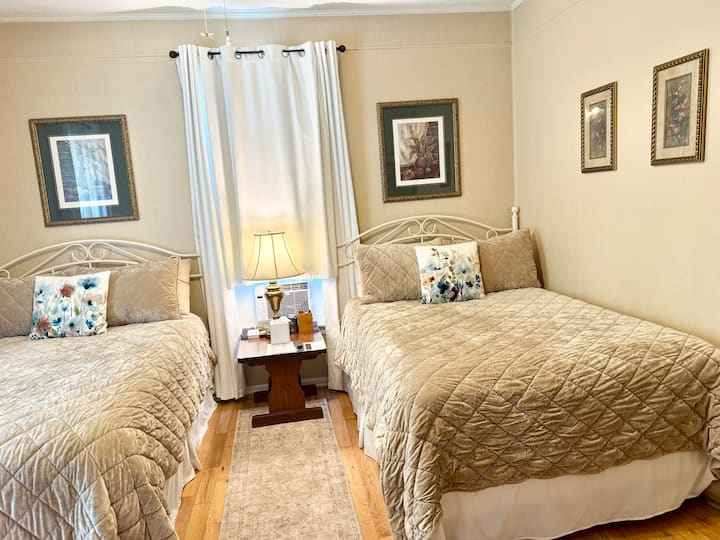 توفر غرفة النوم الأمامية سريرين كاملين، بما في ذلك  أغطية المراتب والوسائد. تحتوي كلتا النافذتين على ستائر تعتيم للحفاظ على شروق الشمس في الصباح الباكر، أو في وقت متأخر من بعد الظهر.