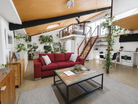 Successful Airbnb property: Warehouse Loft Convenient location. Late checkout in Richmond