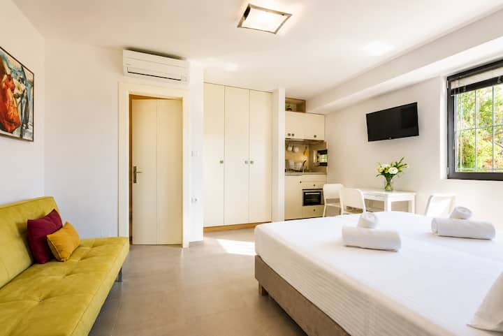 Private Guest Studio - Located next to the pool with its seperate entrance - Bedroom 5 with 2 single beds and a sofa-bed - Kitchenette - Bathroom with shower