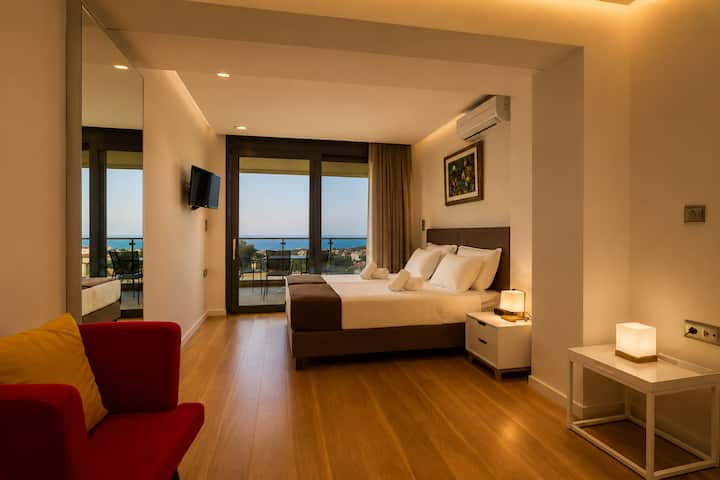 First Floor - Bedroom 3 with two single beds ( or 2 king bed) and private balcony with sea view