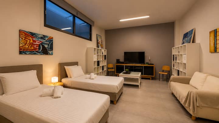 Lower Level - Family Bedroom 4 with 2 single beds and a sofa-bed - Playroom with HDTV & home cinema, Nintendo Wii, board games and books