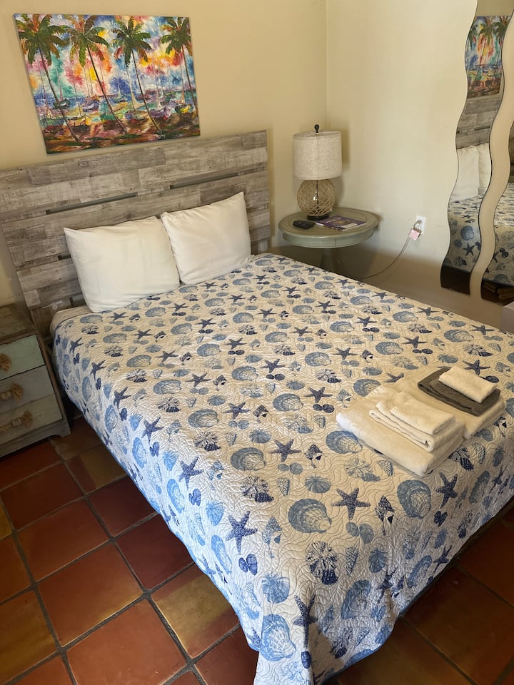 Chumba cha kulala cha malkia kilicho chini ya ghorofa ambacho kinashiriki bafu na chumba kingine cha kulala ambacho kina malkia wawili