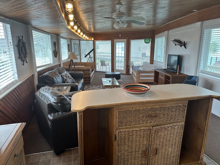 Chumba kikubwa cha kulala kilicho na sebule na chumba cha kupikia kilicho katika nyumba ya boti juu ya maji