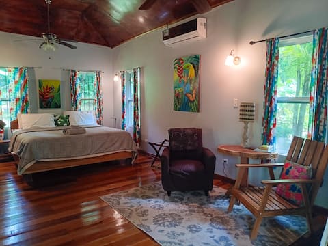 Honeymoon Cottage W/ King bed*AC*Carrental onsite.
