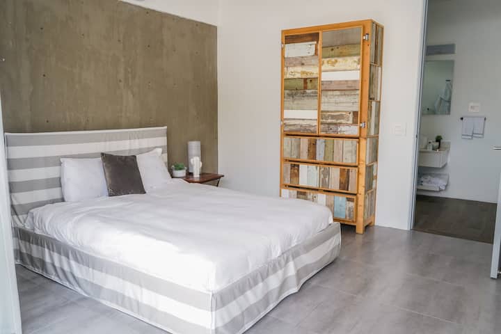 First floor queen bedroom 