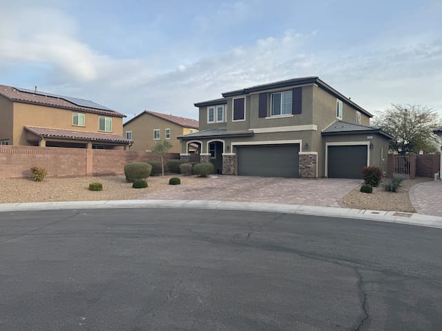 Luxury, New, Modern $900K – Home gallery image 2