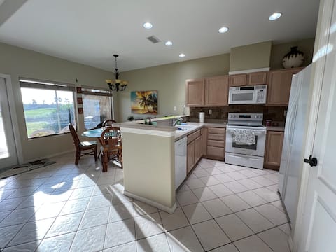 Top Airbnb: 2/2 BB, Golf Course gated community. in Laguna Vista