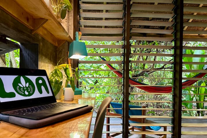 Loa.stay: Tawi-Tawi Room | Workspace & Starlink