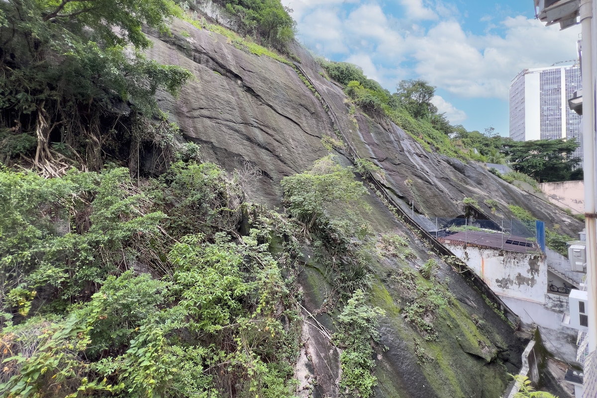 Popular Airbnb listing: 2 comfortable, quiet bedrooms, near the beach in Rio De Janeiro