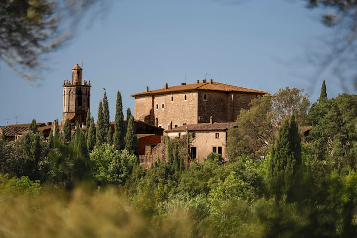 Castillo Medieval de estilo Gótico cerca de Girona