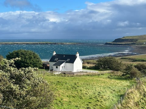 Driftwood Cottage Skye - 2 bedrooms with sea view