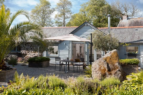 Luxury barn for two near the sea